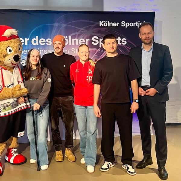 Rollstuhlbasketball-Spielerin Lisa Bergenthal, Langstreckenläufer Jonathan Dahlke, FC-Fußballerin Anna Gerhardt und Breaker Mario Eckel sind Teil der Kampagne „Gesichter des Kölner Sports“ (v. l. n. r.). Sportdezernent Robert Voigtsberger (rechts außen) gratuliert ihnen.