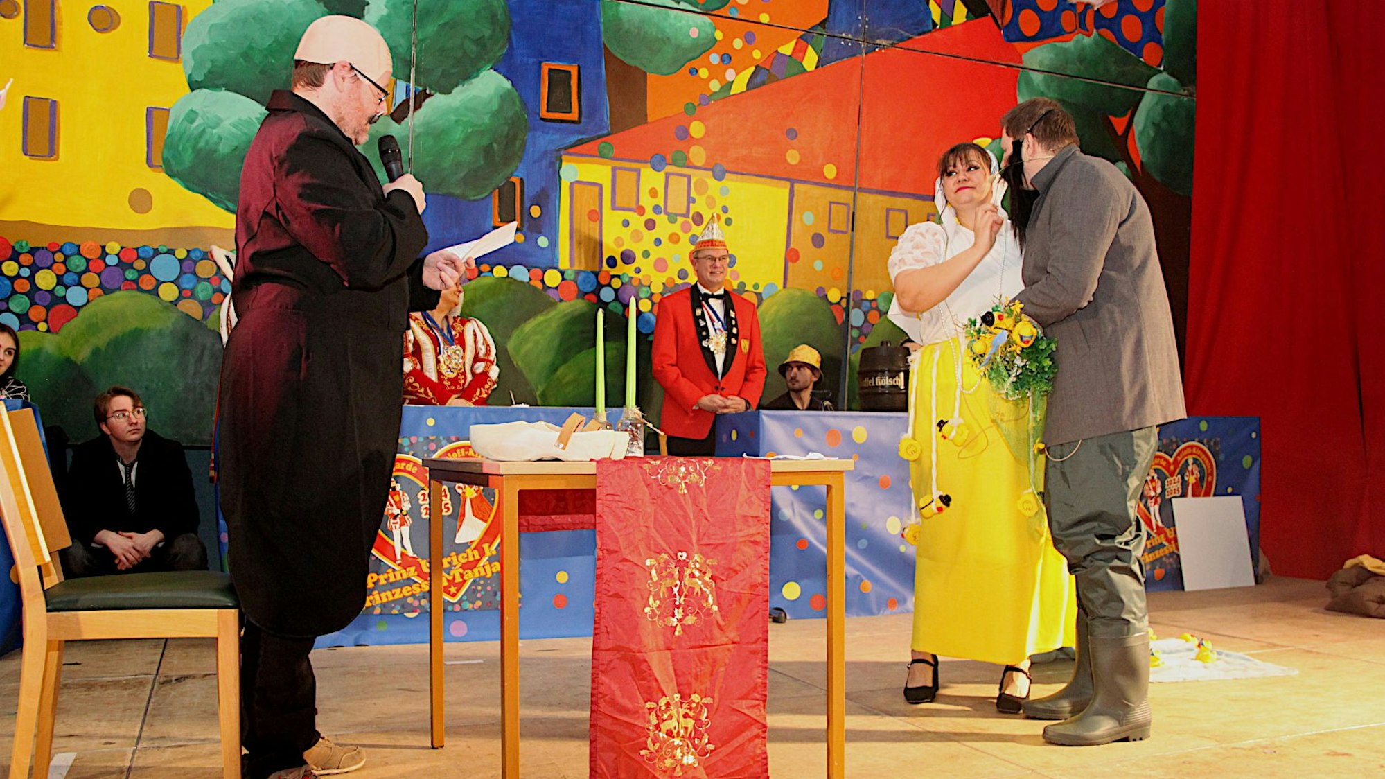 Bei einem Sketch steht ein Paar vor einem Standesbeamten.