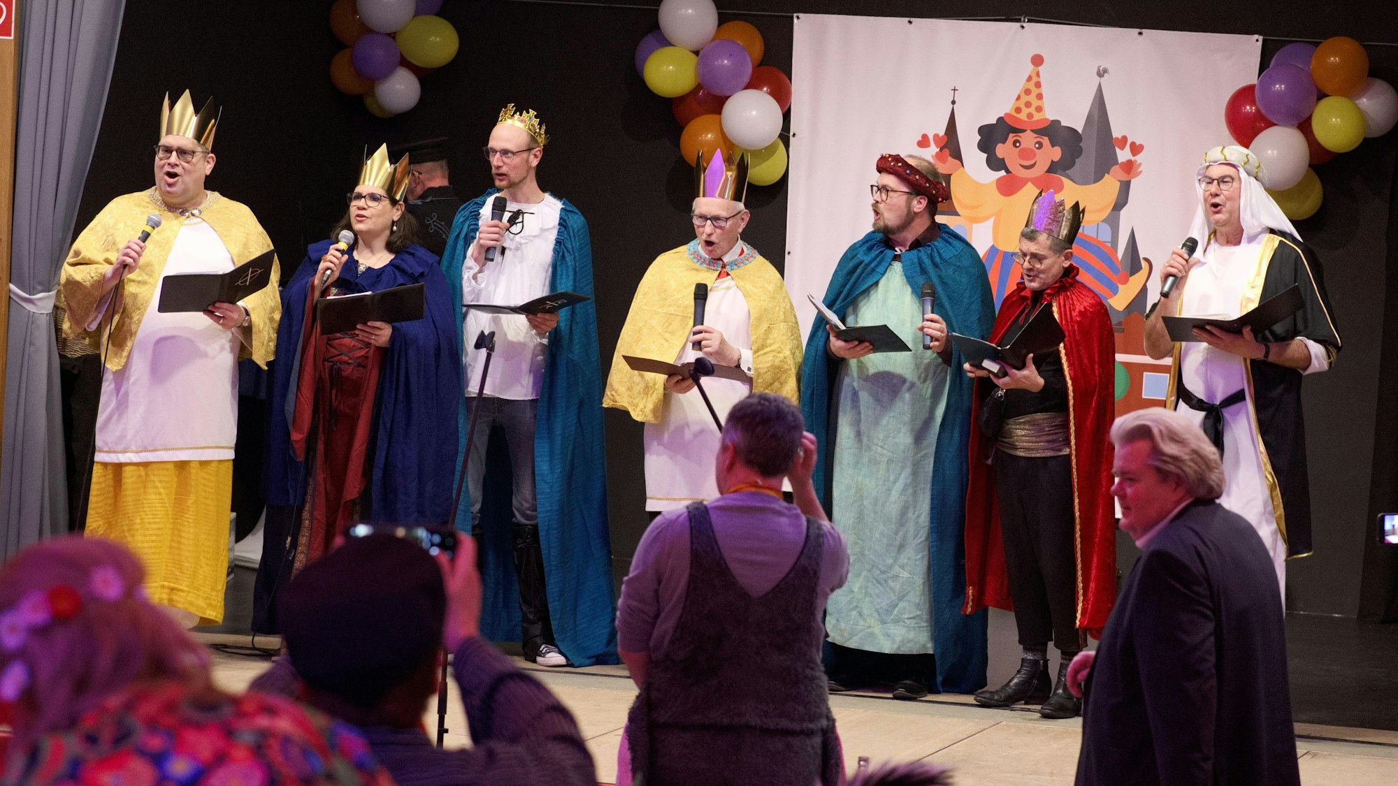 Bei der ökumenischen Karnevalspfarrsitzung im Gemeindesaal der Evangelischen Kirche traten die Geistlichen in diesem Jahr als Sternsinger auf. In humorvollen Texten präsentierten sie Glaubhaftes und Zweifelhaftes nach der Sternsingermelodie.