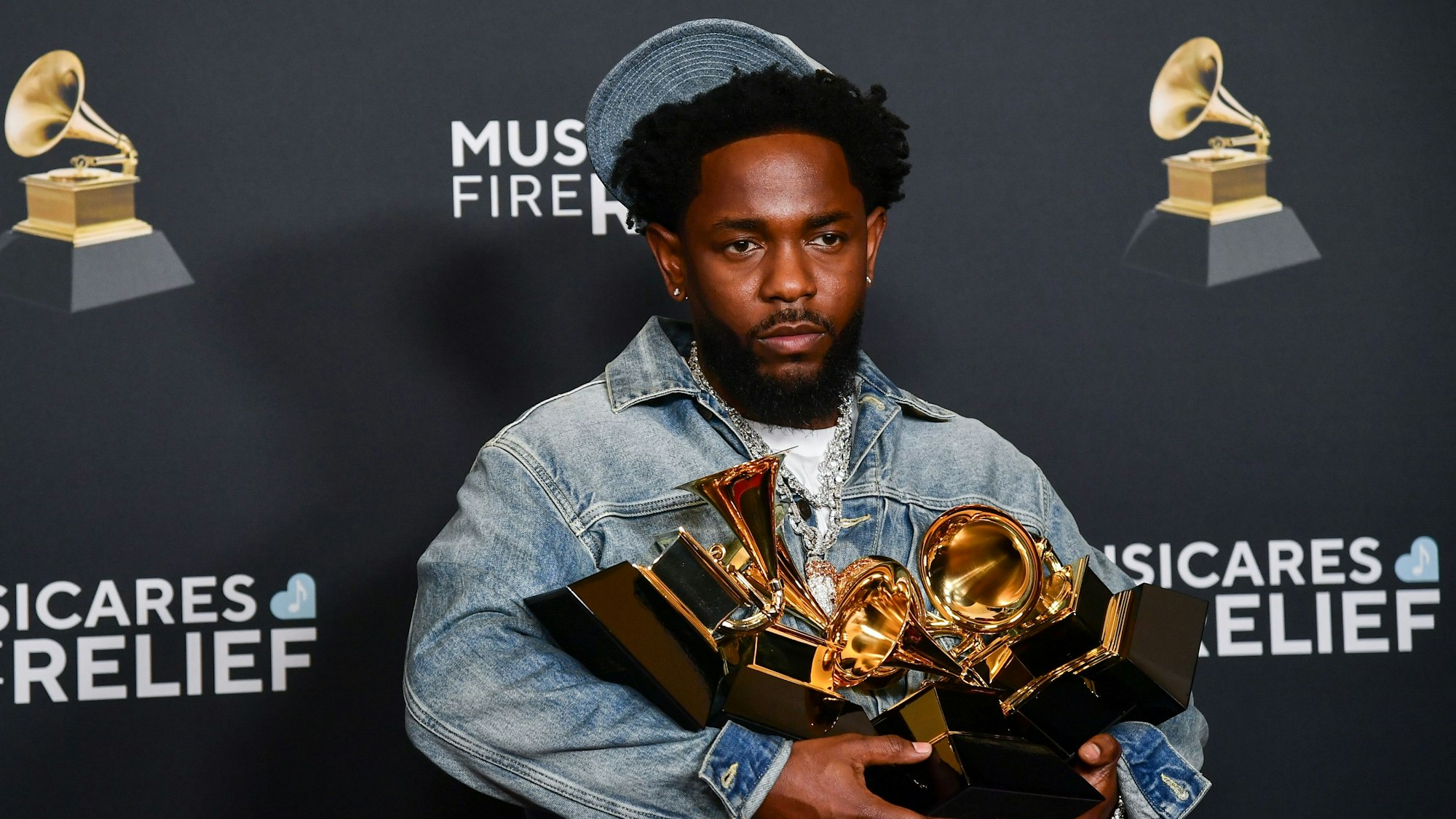 Kendrick Lamar posiert mit dem Preis für die Aufnahme des Jahres, die beste Rap-Performance, den besten Rap-Song, das beste Musikvideo und den Song des Jahres.