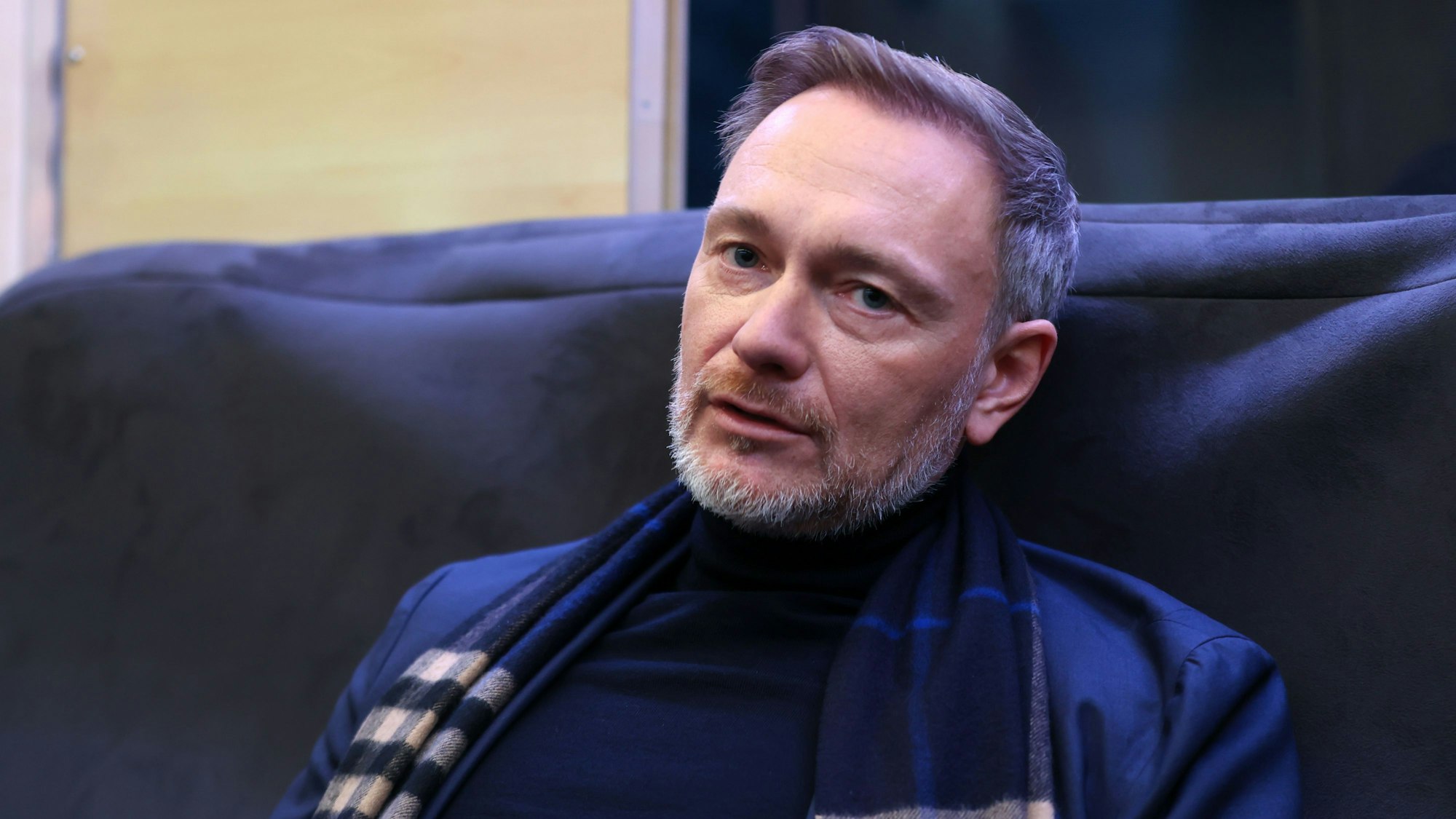 Christian Lindner im FDP-Wahlkampftourbus auf dem Rudolfplatz.