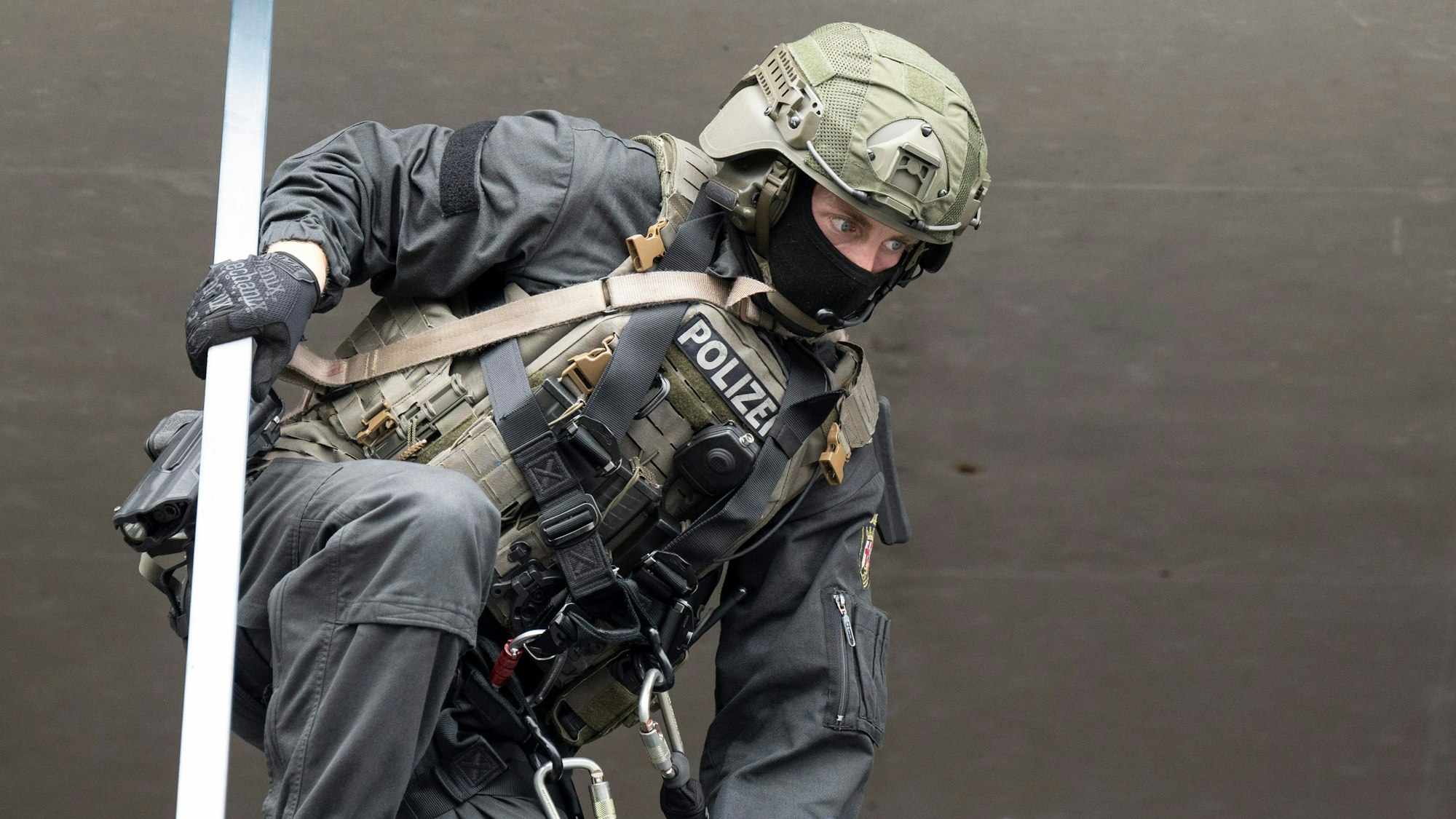 Ein Beamter des Spezialeinsatzkommandos (SEK) der Polizei Rheinland-Pfalz ist während einer Übung in Aktion.