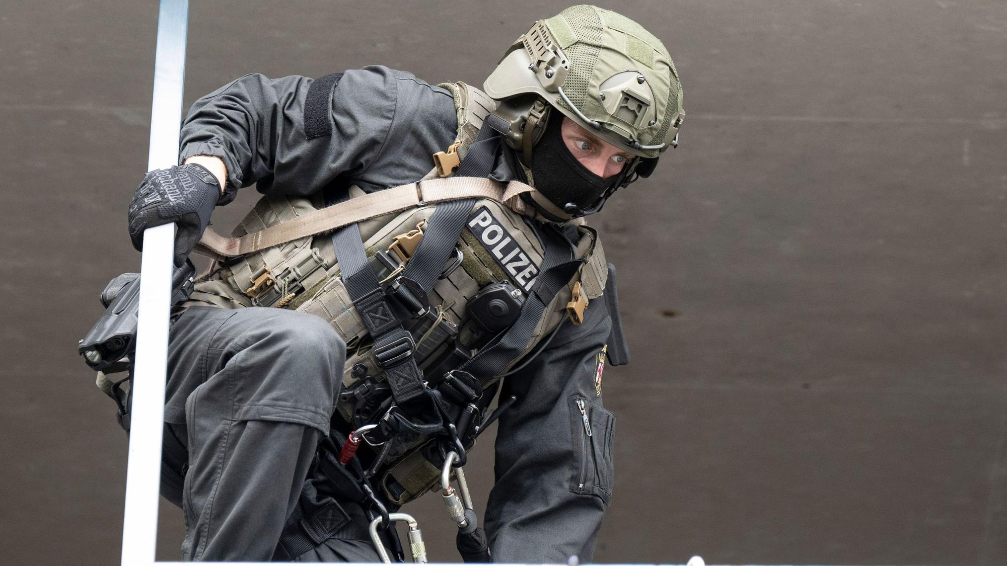 Ein Beamter des Spezialeinsatzkommandos (SEK). In Köln-Bayenthal und Meschenich wurden am Freitag (25. April) Wohnungen durchsucht. (Symbolbild)