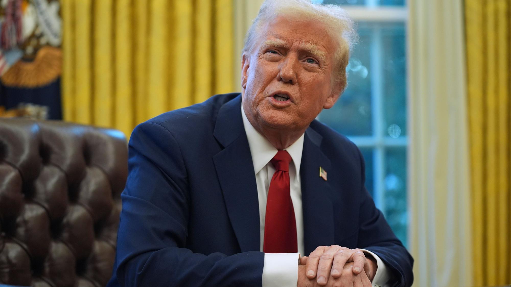 Washington: Präsident Donald Trump spricht mit Reportern, während er im Oval Office des Weißen Hauses Durchführungsverordnungen unterzeichnet.