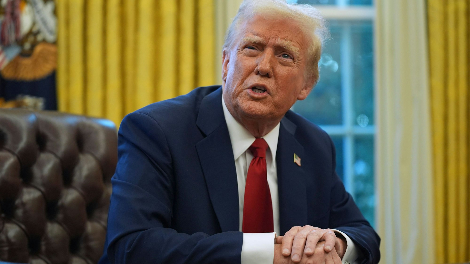 Washington: Präsident Donald Trump spricht mit Reportern, während er im Oval Office des Weißen Hauses Durchführungsverordnungen unterzeichnet.