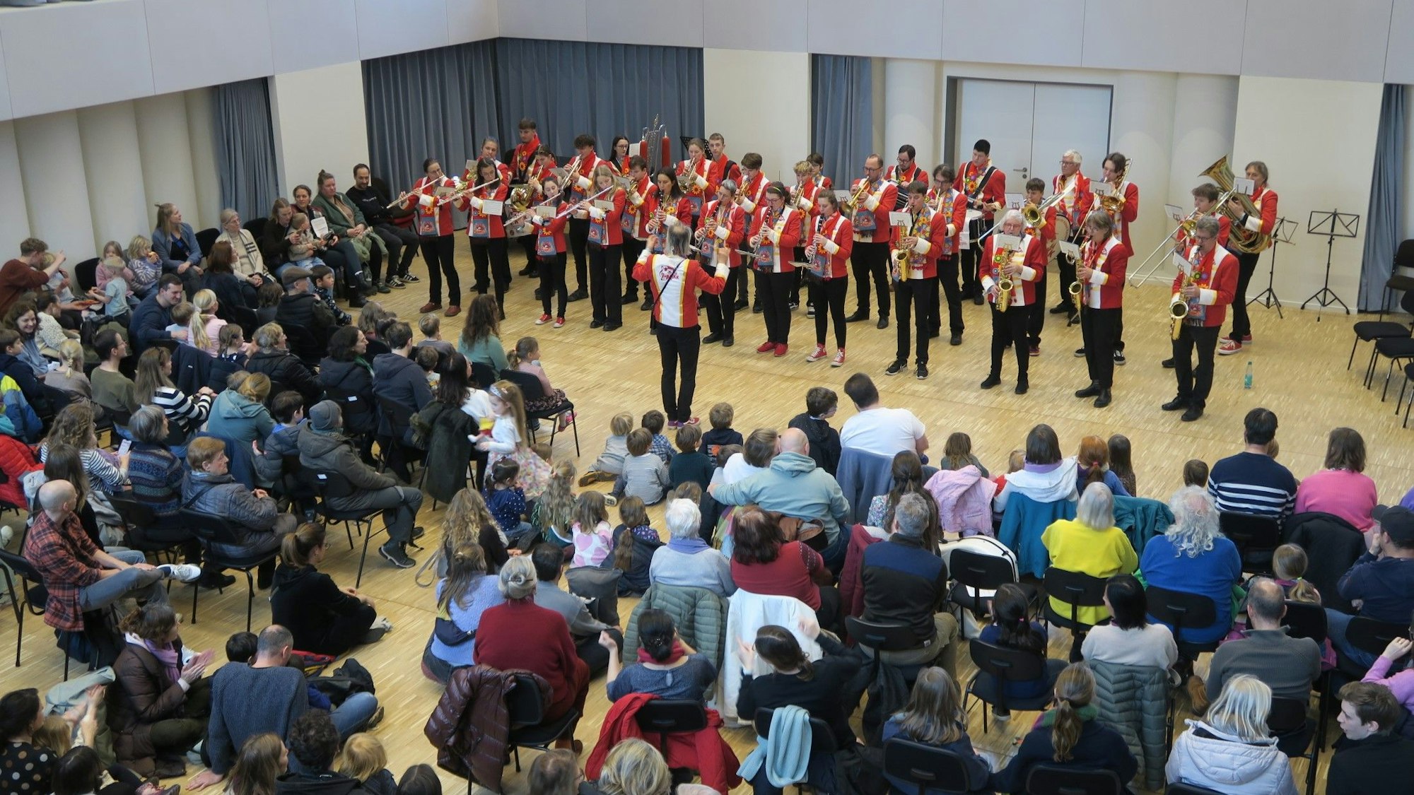 Das Jugendmusikkorps im Kölner Karneval unter Leitung von Christoph Hamborg brachte Stimmung in die Probenaula.
