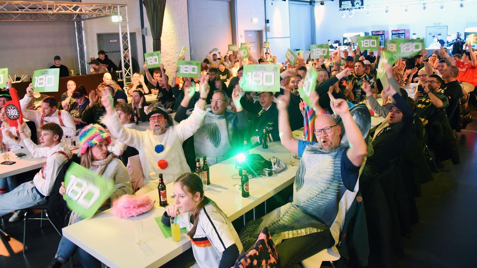 ZU sehen sind jubelnde Menschen.