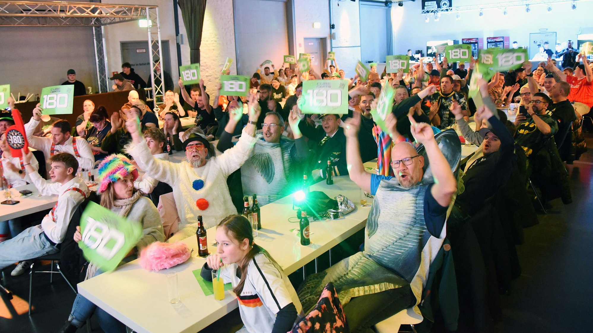 ZU sehen sind jubelnde Menschen.