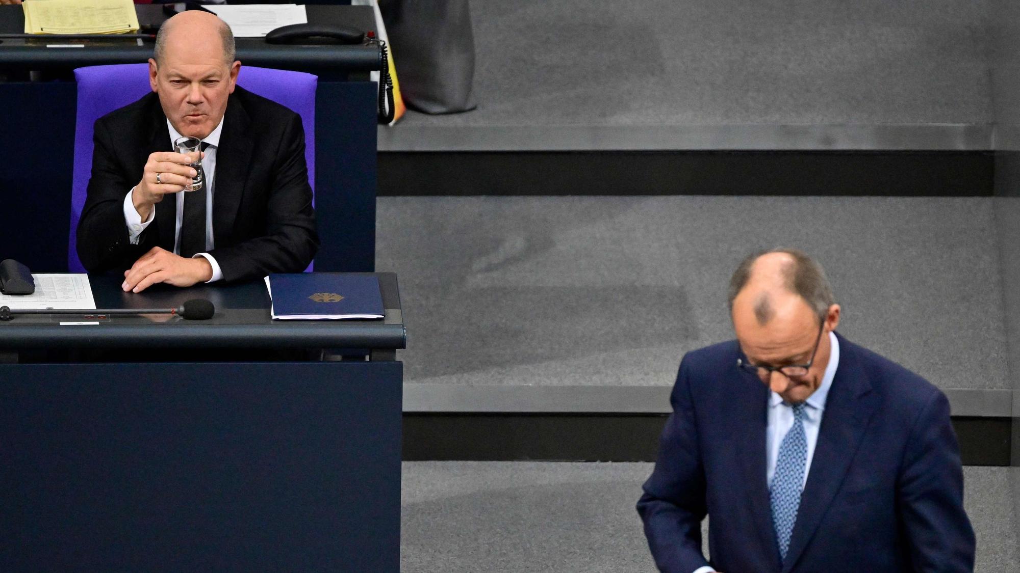 Kanzler Scholz (SPD) und Oppositionsführer Merz (CDU) bei den umstrittenen Abstimmungen über Migration.