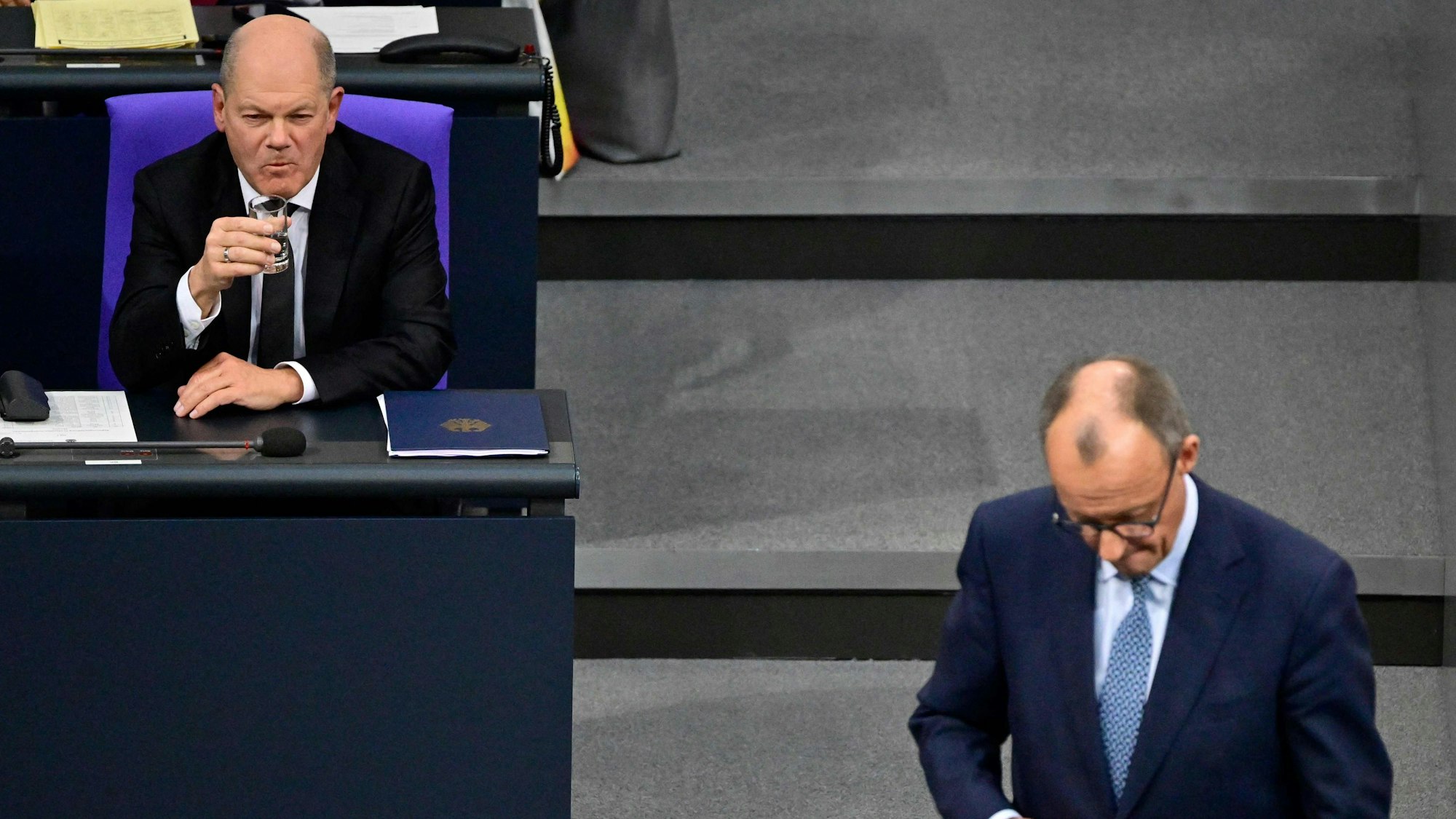 Kanzler Scholz (SPD) und Oppositionsführer Merz (CDU) bei den umstrittenen Abstimmungen über Migration.