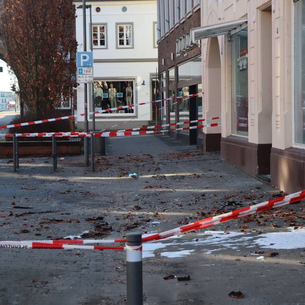Zu sehen ist eine mit Flatterband abgesperrte Fläche vor einem Gebäude in der Altstadt von Erftstadt-Lechenich.