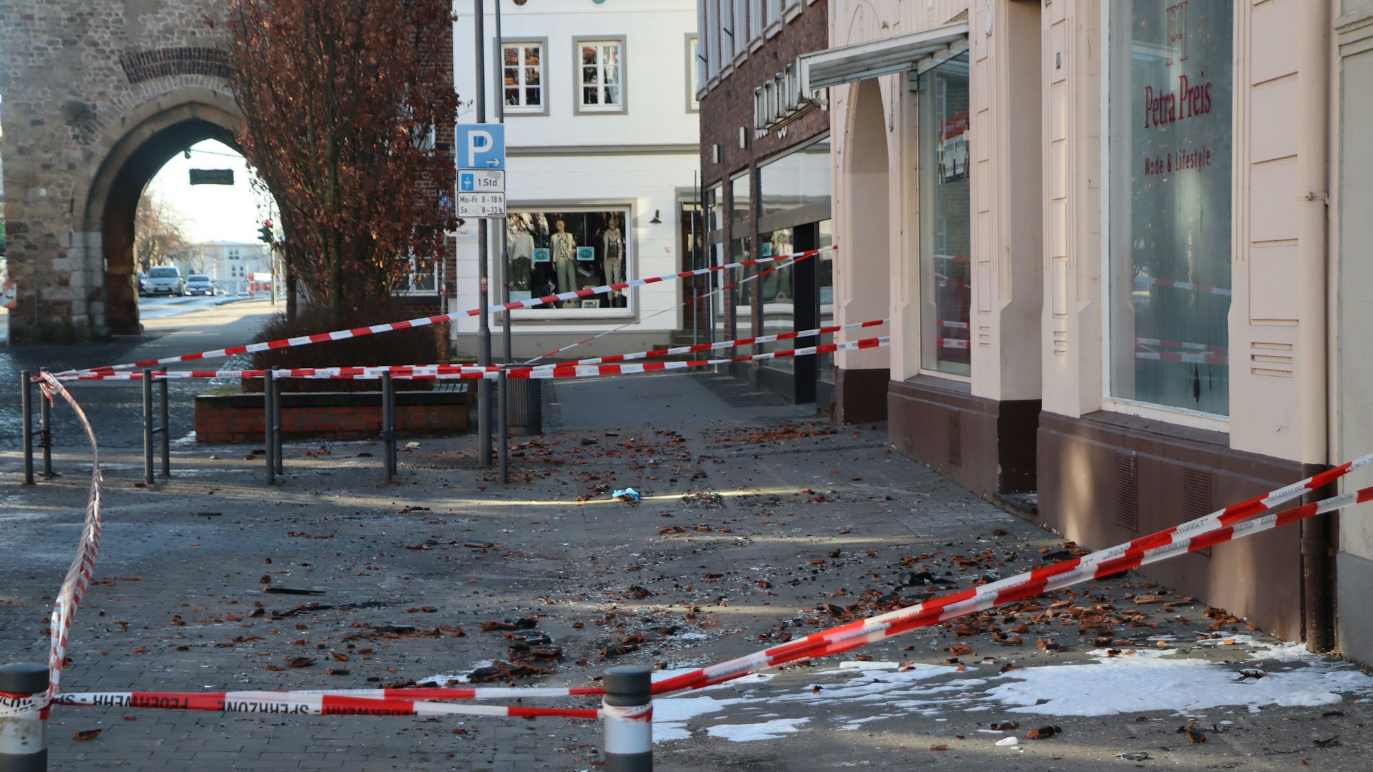 Zu sehen ist eine mit Flatterband abgesperrte Fläche vor einem Gebäude in der Altstadt von Erftstadt-Lechenich.