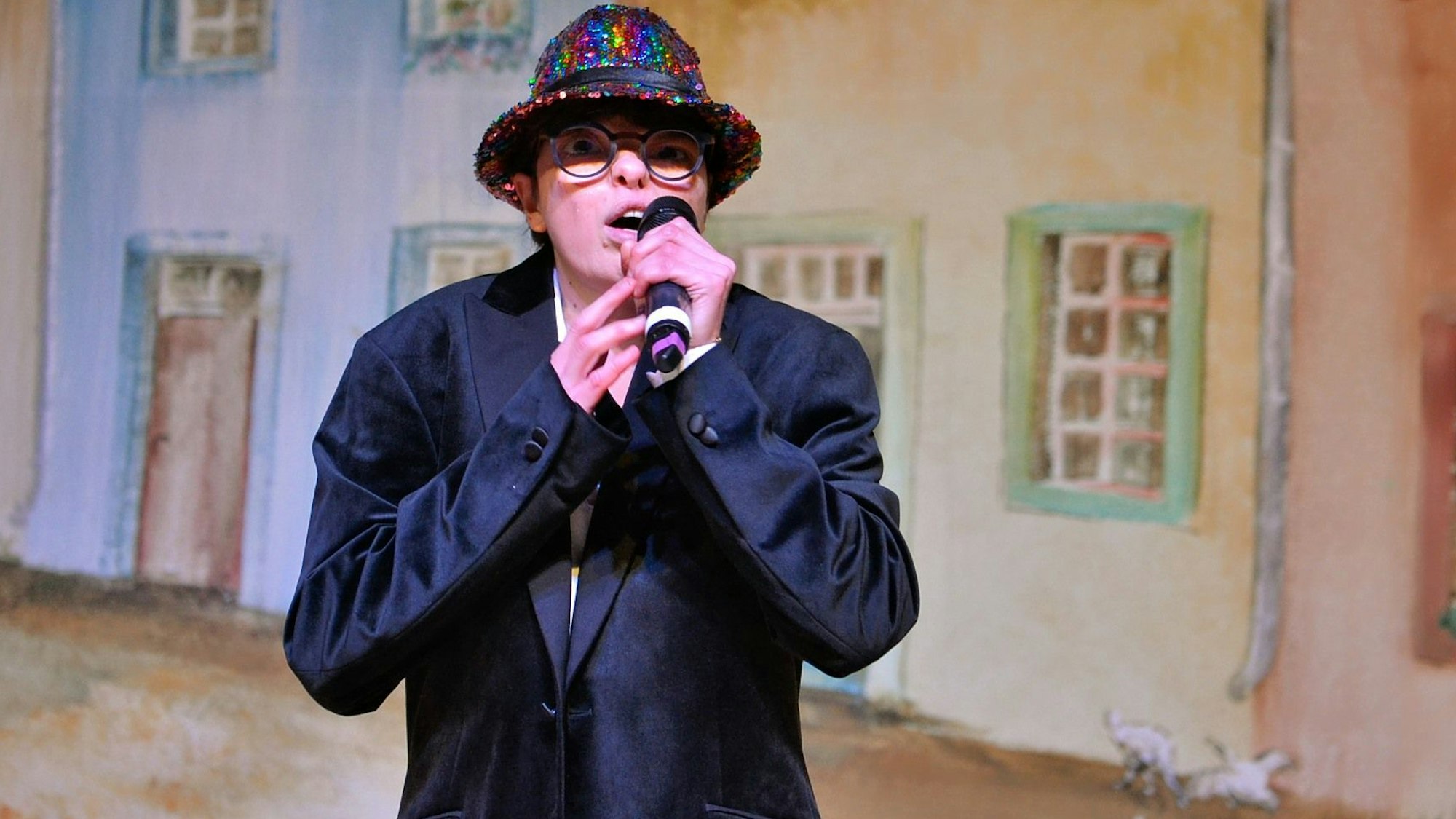 Sängerin Inga steht singend auf der Bühne.