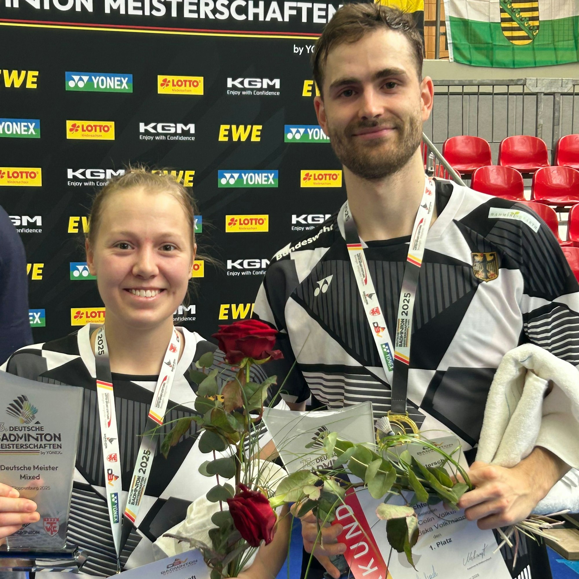 Volkmann und Völker mit Rosen und Urkunde