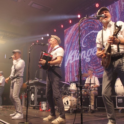 Die fünf Musiker spielen auf der Bühne in Mechernich - wie gewohnt mit ihren Markenzeichen Kappe und Hosenträger.