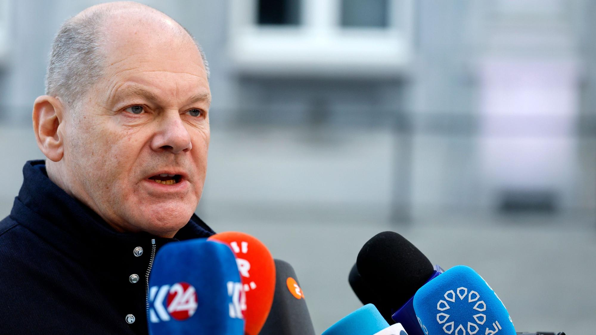 Der deutsche Bundeskanzler Olaf Scholz spricht mit den Medien, als er zu einem EU-Gipfel im Egmont-Palast eintrifft.