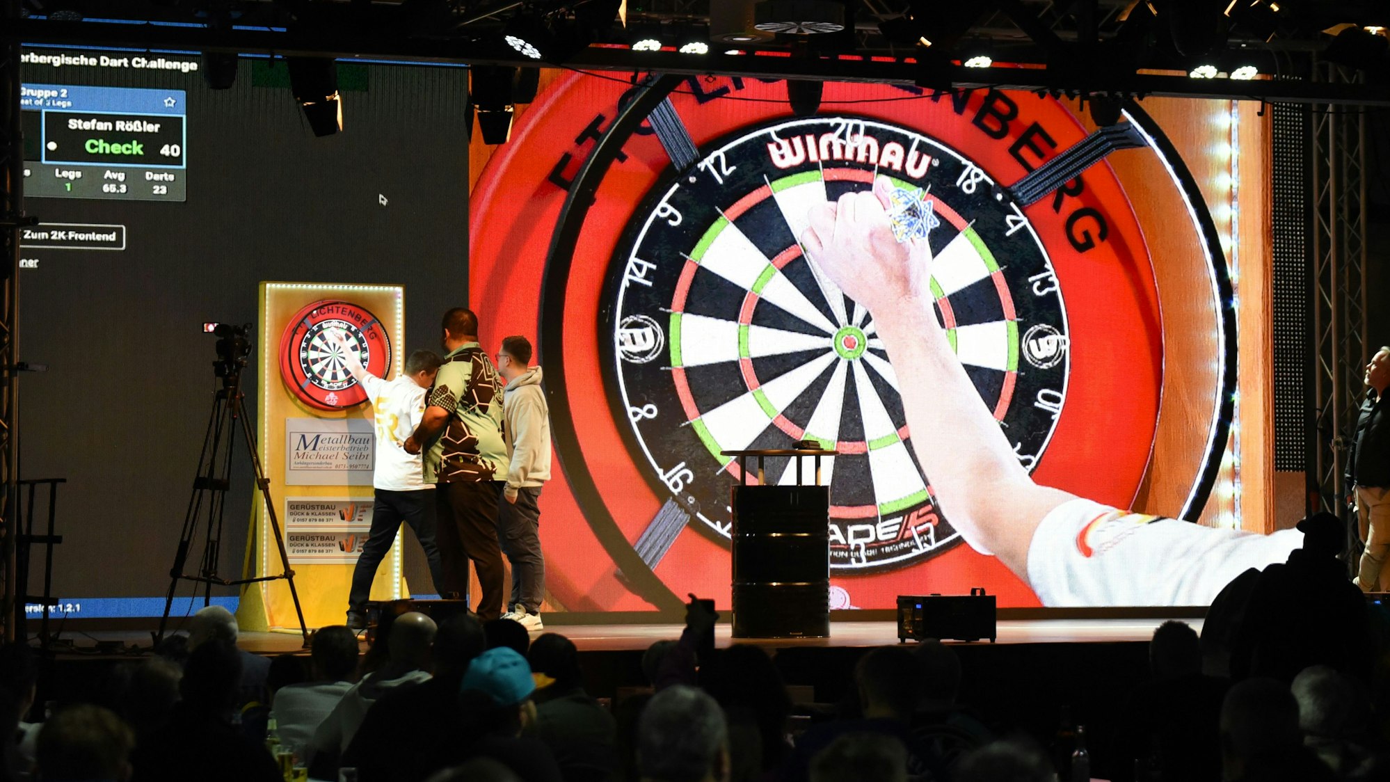 Eine Dartscheibe wird auf einer Leinwand in Großaufnahme gezeigt.
