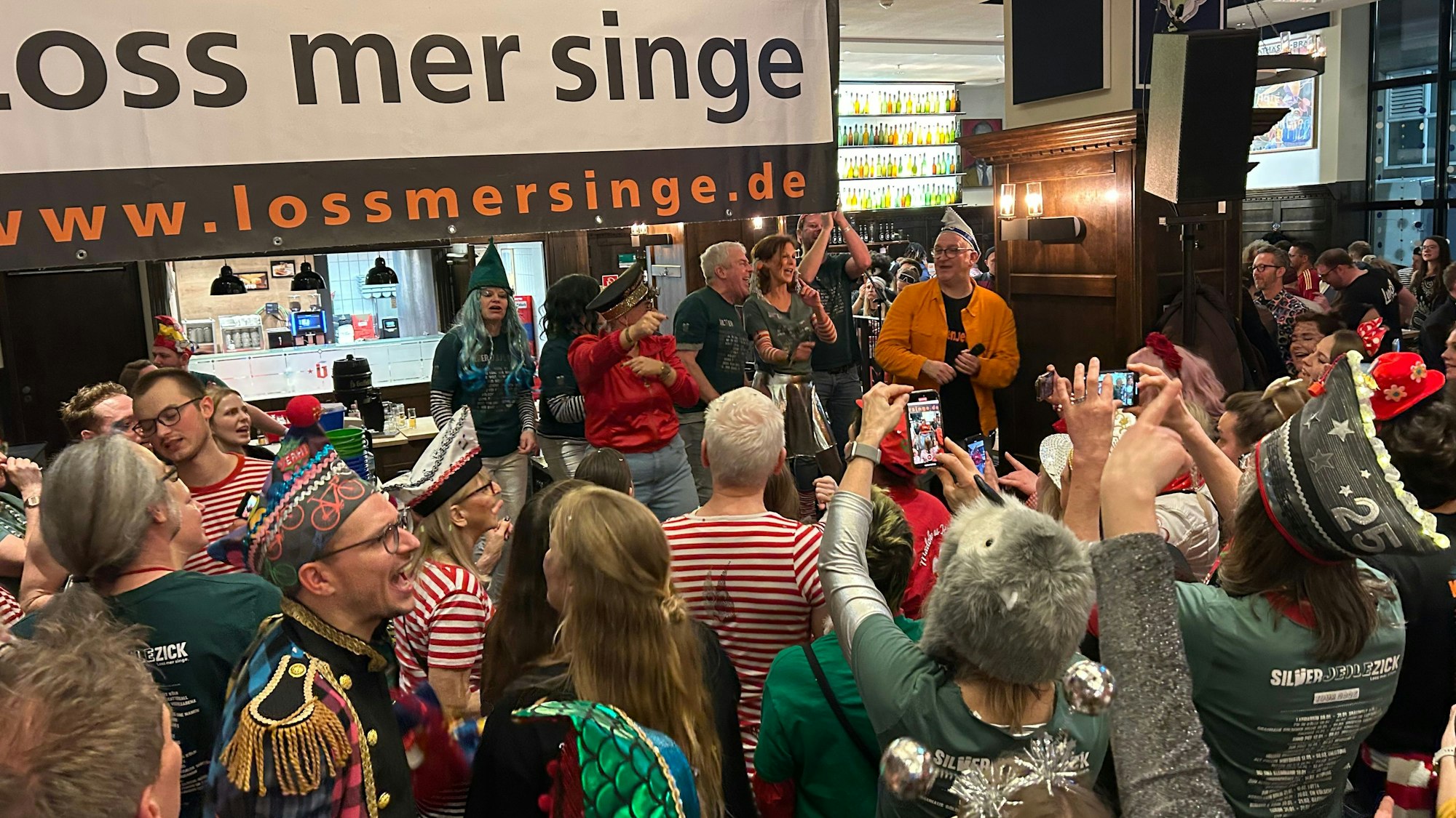 Nici Kempermann, Frontfrau von Kempes Feinest, feierte den Tagessieg auf der Bühne im Gaffel am Dom.