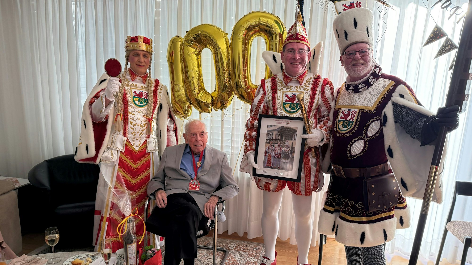 Das Foto zeigt Horst Welsch mit dem Rösrather Dreigestirn