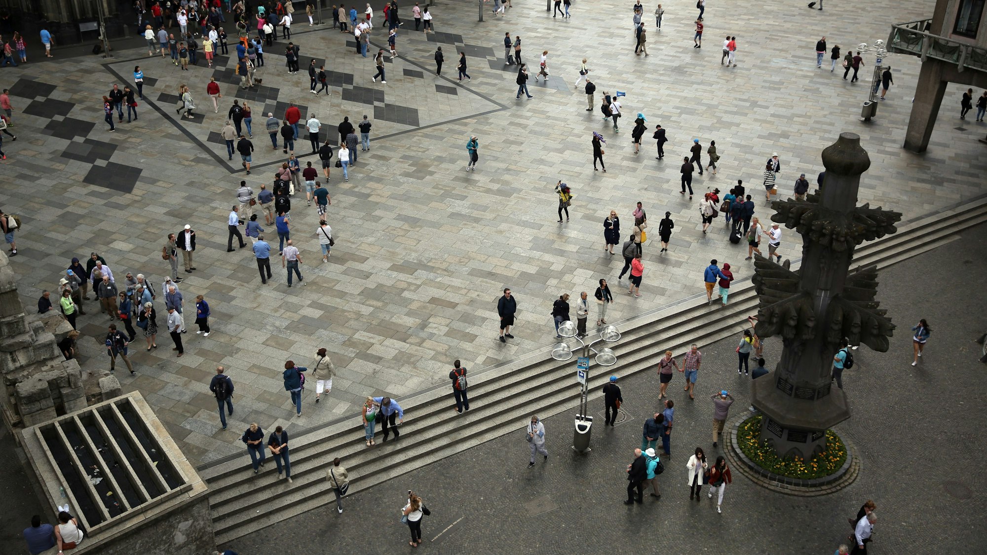 Dom, Domplatte, Vorplatz, Kreuzblume