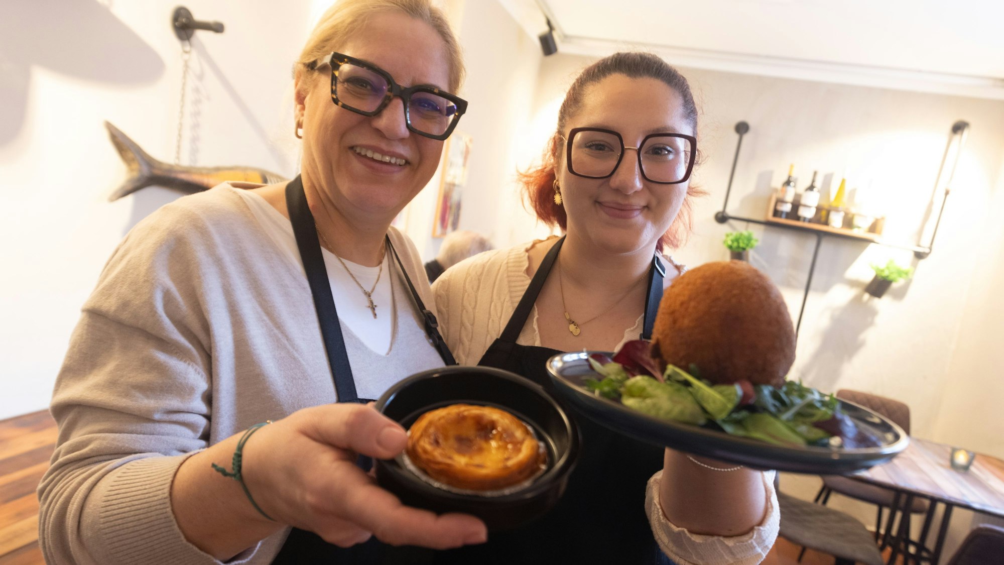 Sandra Pinheiro-Boidanidis und ihre Tochter Athina Boidanidis servieren im Eat Portugues natürlich auch Pasteis de Nata (l.).