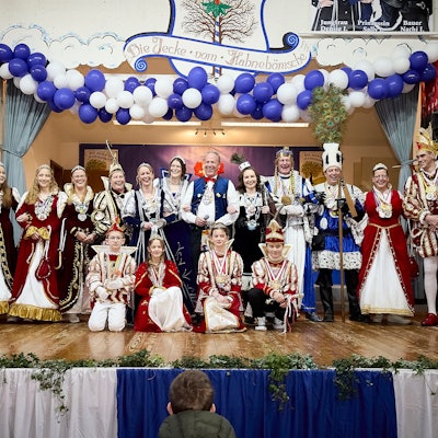 Die Tollitäten und Bürgermeister Hermann-Josef Esser haben sich zum Foto aufgestellt.