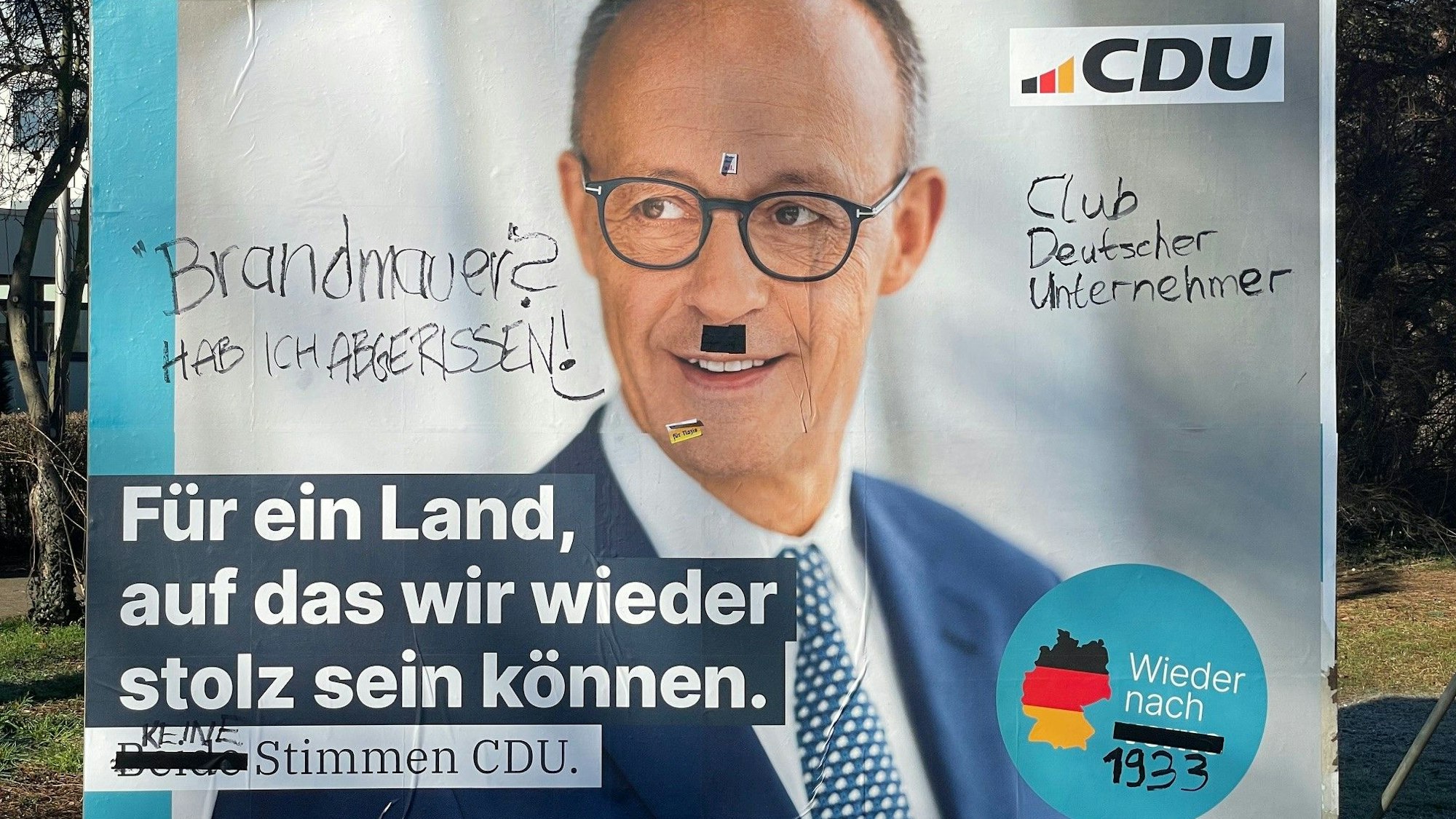 Vor einer Marienschule in Euskirchen ist ein CDU-Plakat für die Bundestagswahl beschmiert worden. Auf dem Plakat ist Friedrich Merz mit einem Schnäuzer zu sehen, der an Adolf Hitler erinnert.