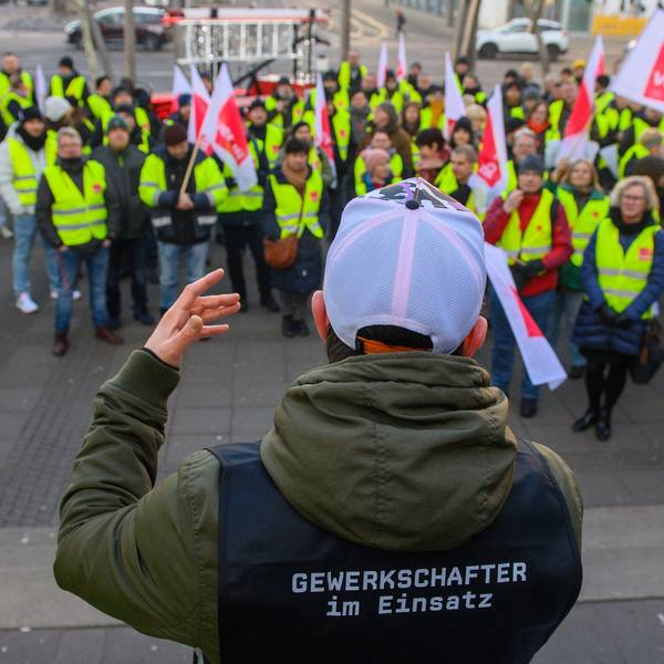 Ein Gewerkschaftler spricht zu streikenden. Die Gewerkschaft Verdi rief am Morgen zu einem Warnstreik im Öffentlichen Dienst auf.Foto: Klaus-Dietmar Gabbert/dpa +++ dpa-Bildfunk +++