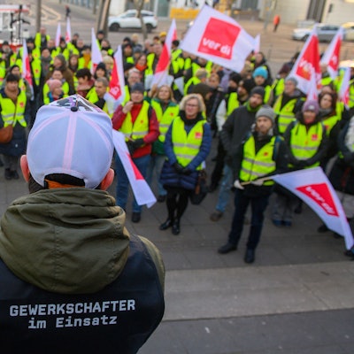 Ein Gewerkschaftler spricht zu streikenden. Die Gewerkschaft Verdi rief am Morgen zu einem Warnstreik im Öffentlichen Dienst auf.Foto: Klaus-Dietmar Gabbert/dpa +++ dpa-Bildfunk +++