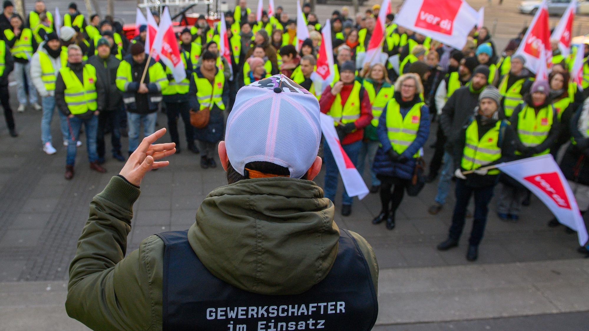 Ein Gewerkschaftler spricht zu streikenden. Die Gewerkschaft Verdi rief am Morgen zu einem Warnstreik im Öffentlichen Dienst auf.Foto: Klaus-Dietmar Gabbert/dpa +++ dpa-Bildfunk +++