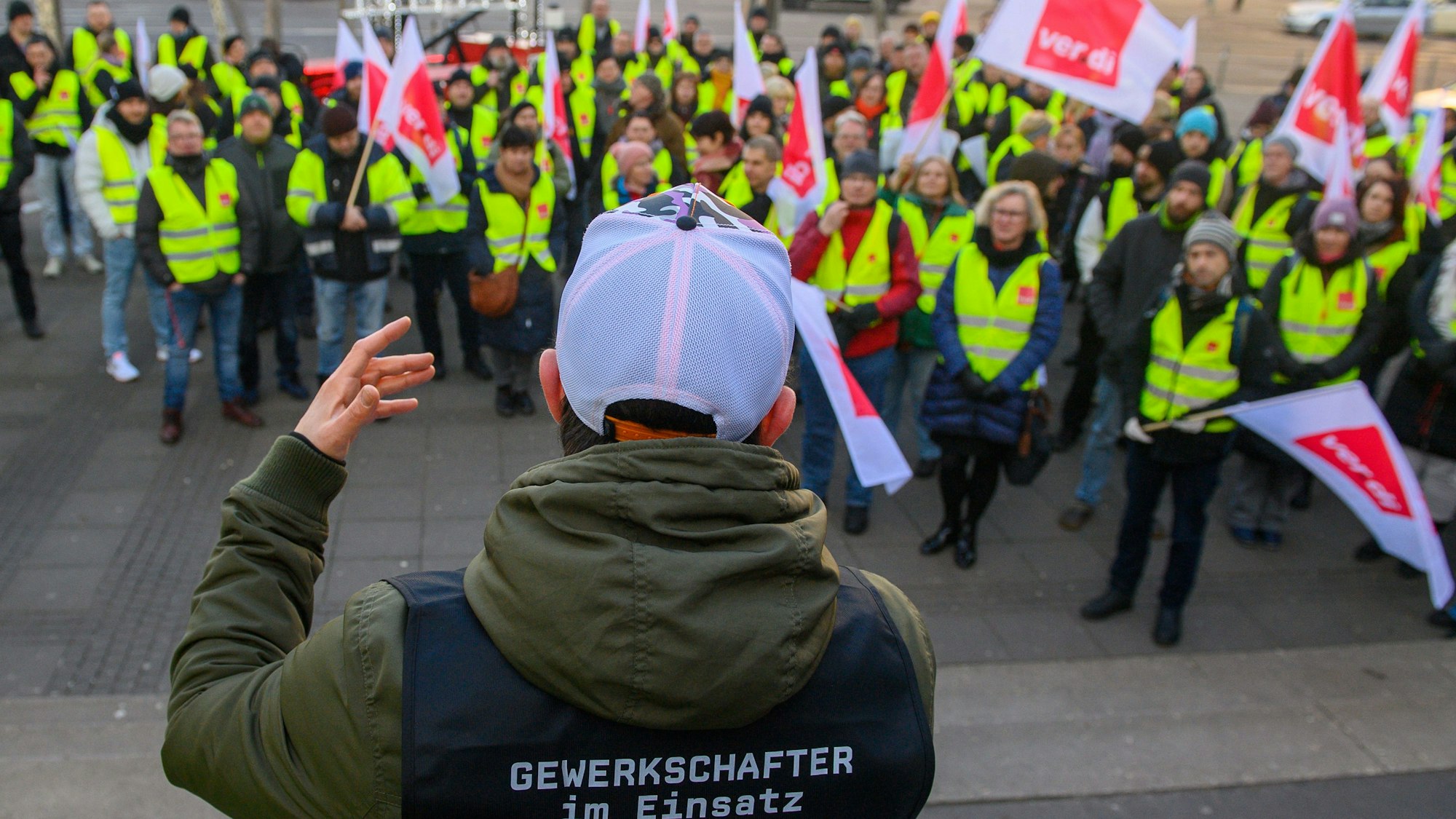 Ein Gewerkschaftler spricht zu streikenden. Die Gewerkschaft Verdi rief am Morgen zu einem Warnstreik im Öffentlichen Dienst auf.Foto: Klaus-Dietmar Gabbert/dpa +++ dpa-Bildfunk +++