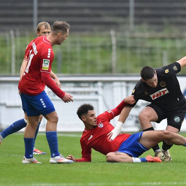 Hendrik Mittelstädt im Kampf um den Ball gegen drei Gegenspieler