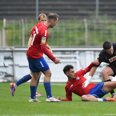 Hendrik Mittelstädt im Kampf um den Ball gegen drei Gegenspieler