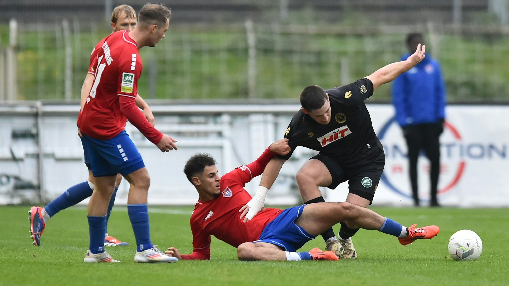 Hendrik Mittelstädt im Kampf um den Ball gegen drei Gegenspieler