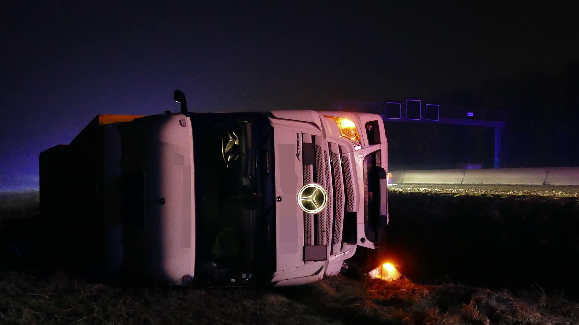 Der Lkw lag auf der Seite.