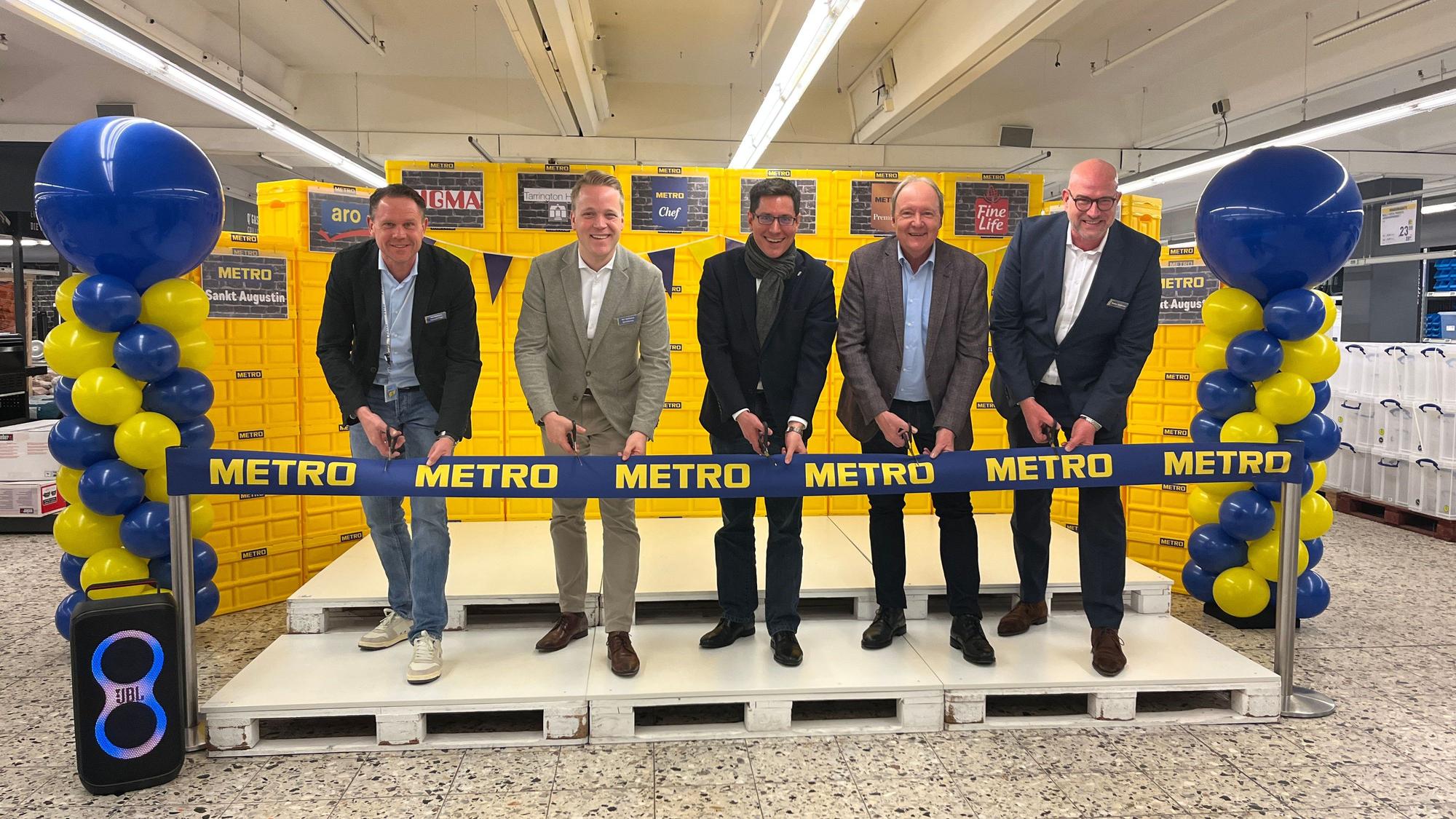 Die Metro hat nach einem sechs Monate andauernden Umbau im laufenden Betrieb wiedereröffnet, mit Fokus auf Gastronomie und Wiederverkäufer, etwa Kioskbesitzer. Jens Bahlmann (Regionalmanager), Spethmann, Bürgermeister Max Leitterstorf, Wirtschaftsförderer Edgar Bastian, Metro-Geschäftsführer Volker Schlinge (v.l.) schneiden das symbolische Band durch.