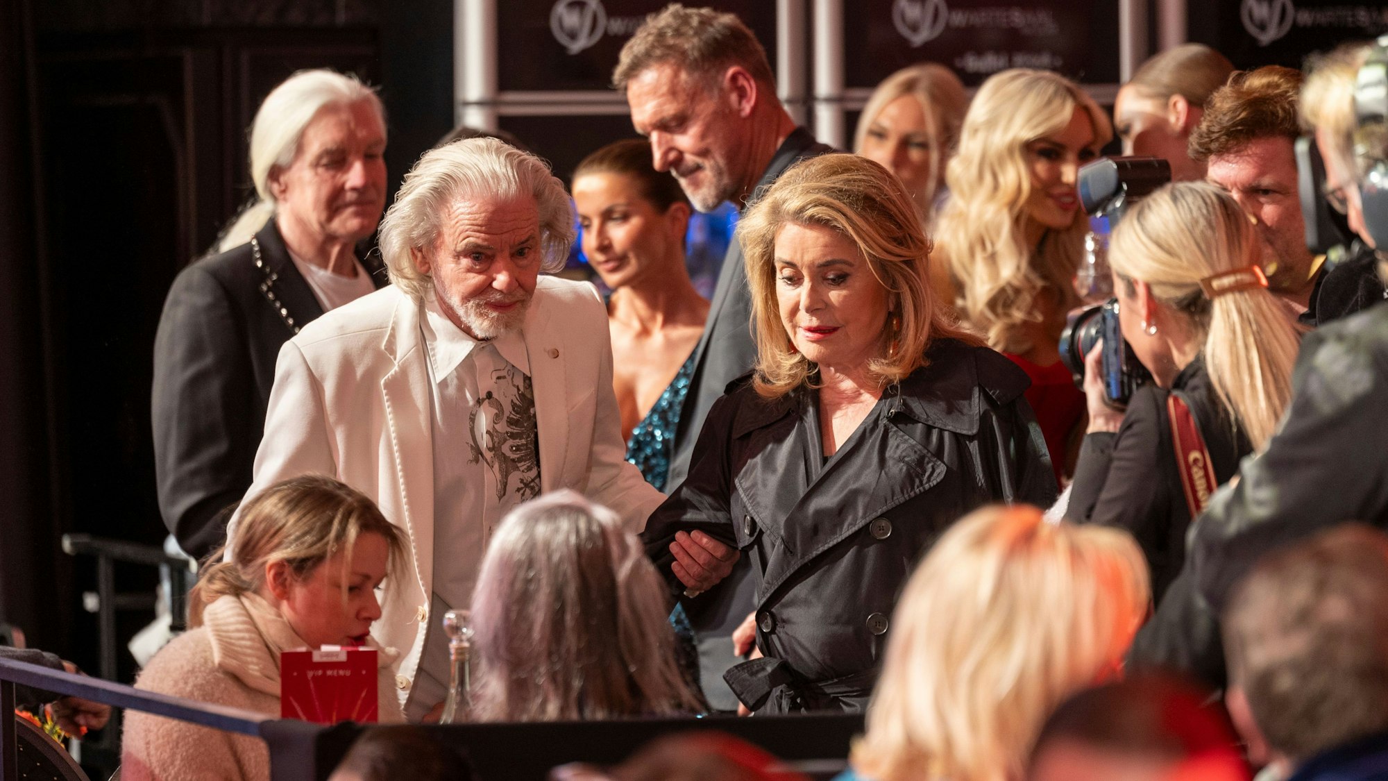 Lambertz-Chef Hermann Bühlbecker bei der „Printenparty“ 2025 mit Schauspielerin Catherine Deneuve.