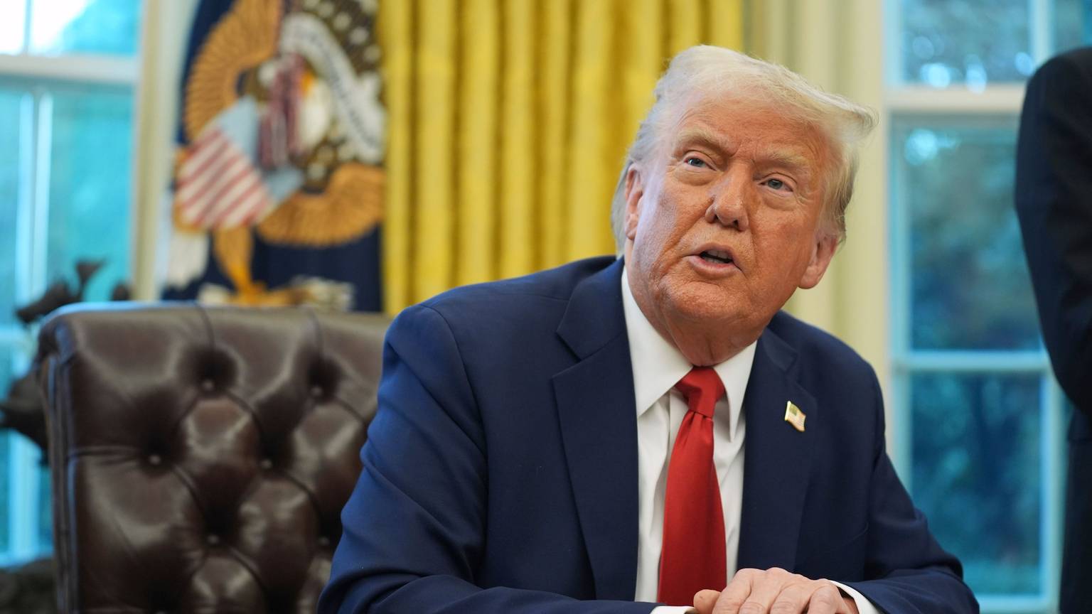 US-Präsident Donald Trump spricht vor der Unterzeichnung einer Durchführungsverordnung im Oval Office des Weißen Hauses in Washington.