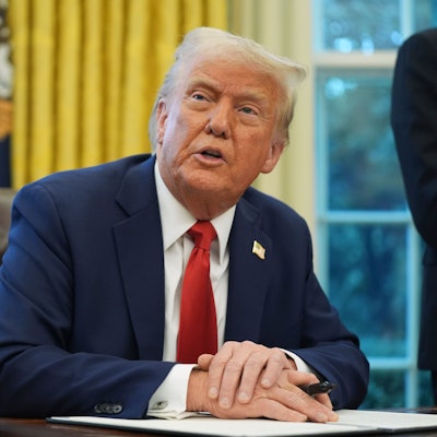 US-Präsident Donald Trump spricht vor der Unterzeichnung einer Durchführungsverordnung im Oval Office des Weißen Hauses in Washington.