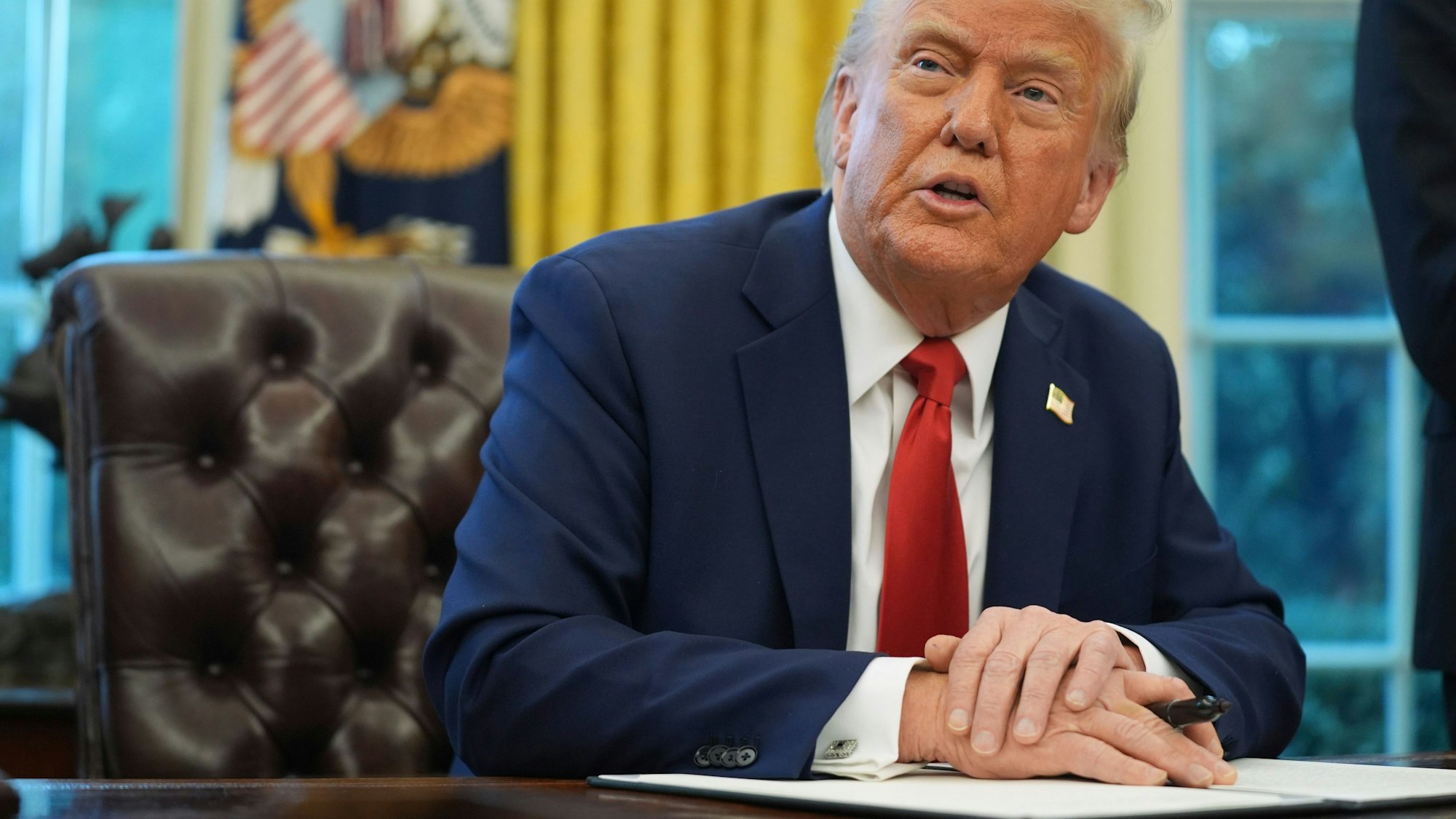 US-Präsident Donald Trump spricht vor der Unterzeichnung einer Durchführungsverordnung im Oval Office des Weißen Hauses in Washington.