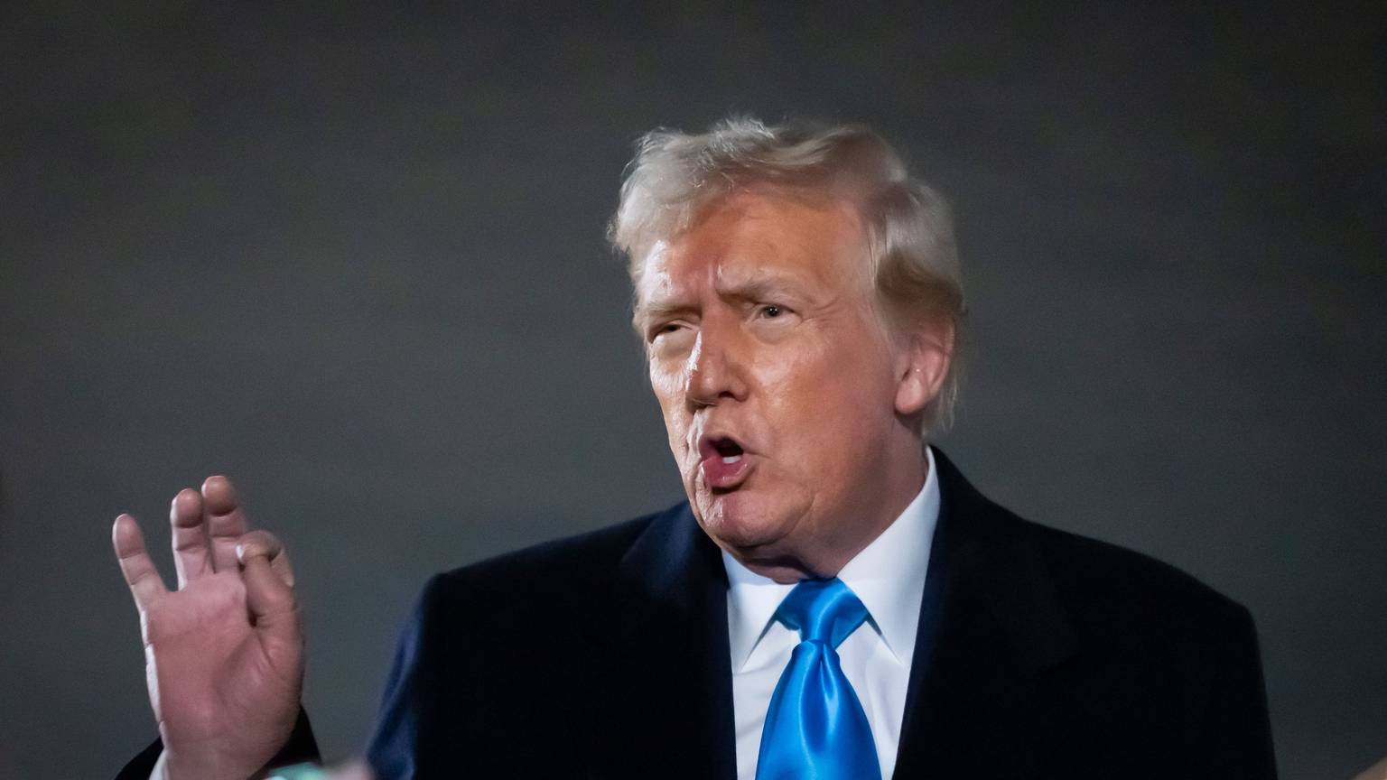 US-Präsident Donald Trump spricht zu Reportern neben der Air Force One, nachdem er auf der Joint Base Andrews angekommen ist.