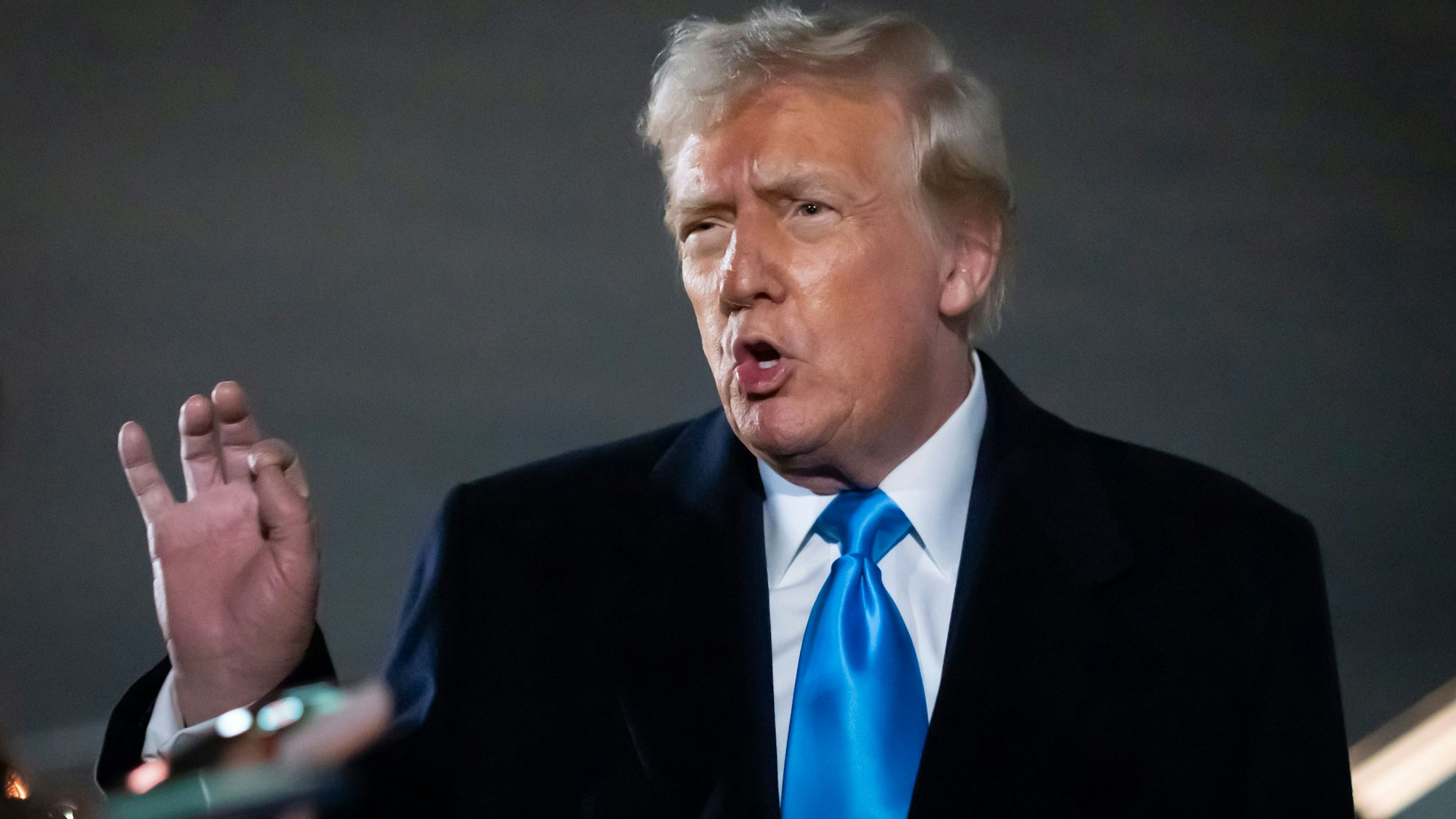 US-Präsident Donald Trump spricht zu Reportern neben der Air Force One, nachdem er auf der Joint Base Andrews angekommen ist.