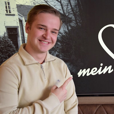 Das Foto zeigt den Sänger neben einem Herzen mit der Unterzeile „Mein Hürth“.