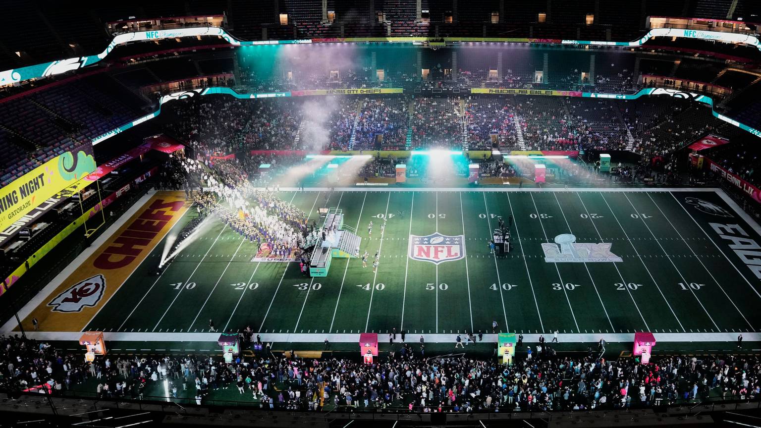New Orleans: Die Philadelphia Eagles betreten das Stadion für die LIX. Super Bowl Opening Night vor dem Spiel zwischen den Philadelphia Eagles und den Kansas City Chiefs.