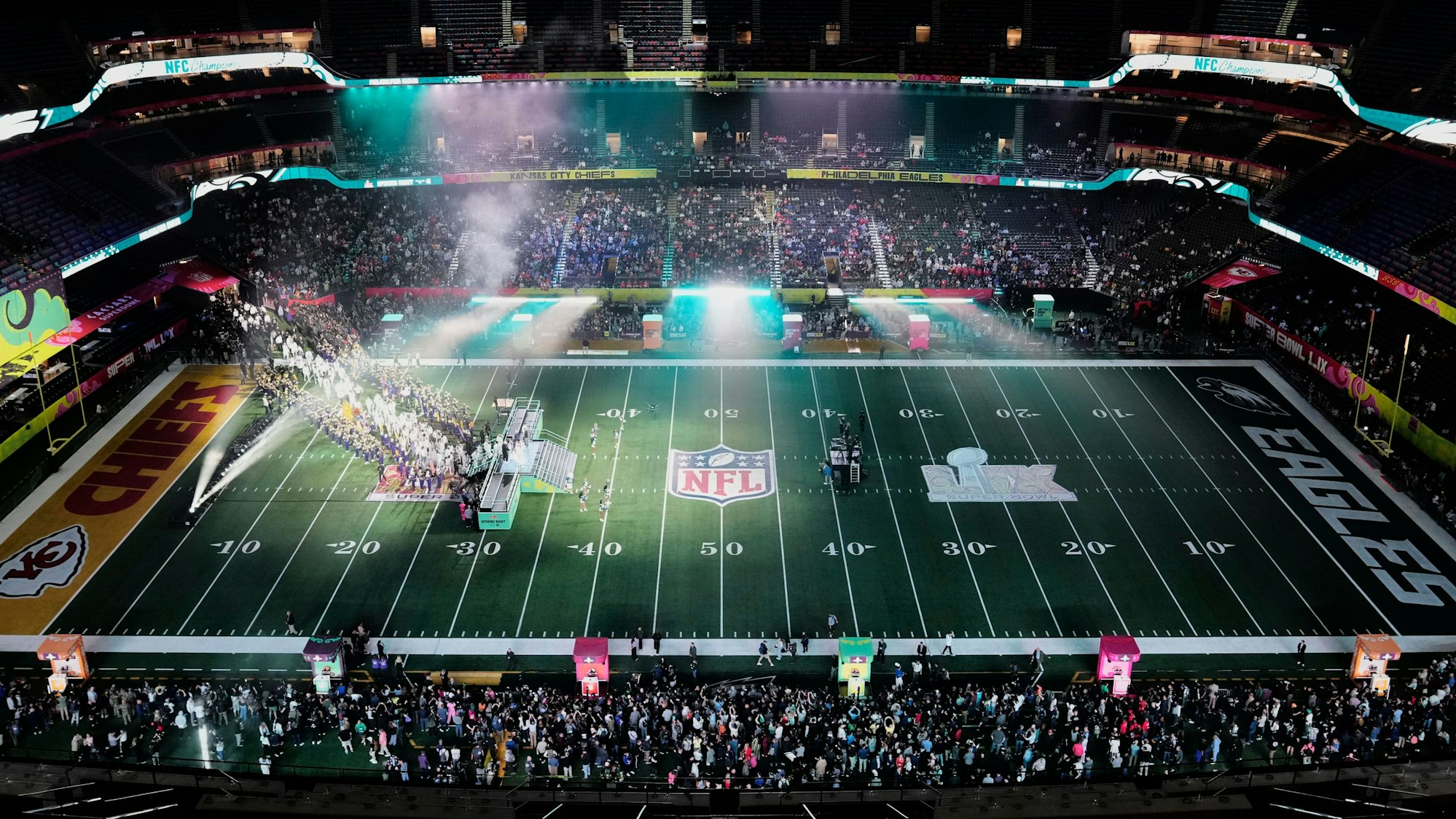 New Orleans: Die Philadelphia Eagles betreten das Stadion für die LIX. Super Bowl Opening Night vor dem Spiel zwischen den Philadelphia Eagles und den Kansas City Chiefs.
