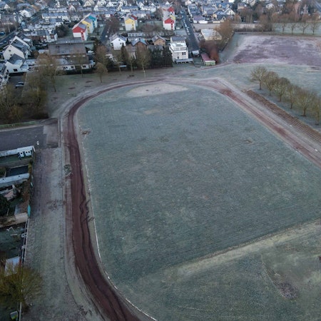 Das Bild zeigt die Sportanlage, die bei der Flut stark in Mitleidenschaft gezogen worden war, fotografiert mithilfe einer Drohne.