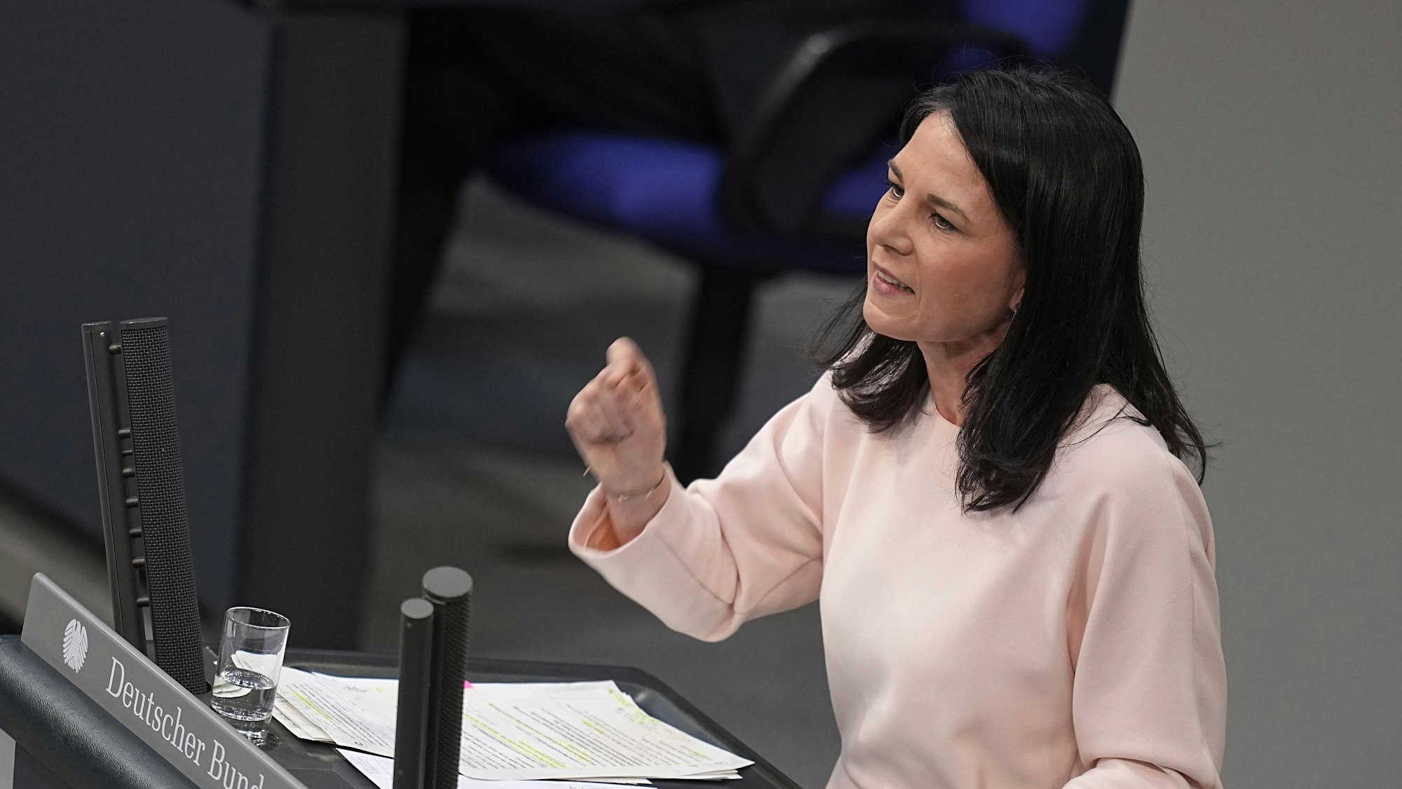 Annalena Baerbock (Bündnis 90/Die Grünen), Außenministerin, spricht bei der Debatte um das Zustrombegrenzungsgesetz im Plenarsaal im Bundestag.