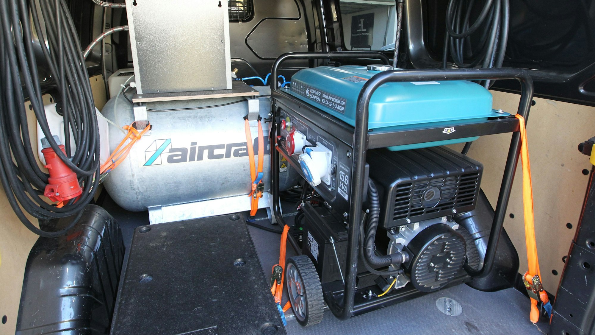 Im Auto ist ein Stromaggregat (rechts) und ein Kältetrockner installiert.