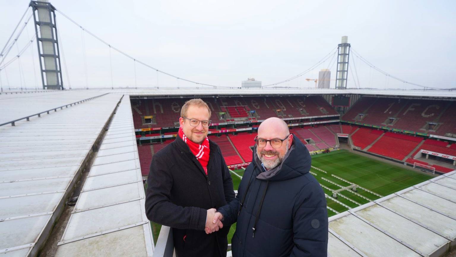 Rheinenergie-Vertriebsvorstand Stephan Segbers (l.) und Lutz Wingerath, Geschäftsführer der Kölner Sportstätten, auf dem Dach des Rheinenergie-Stadions.
