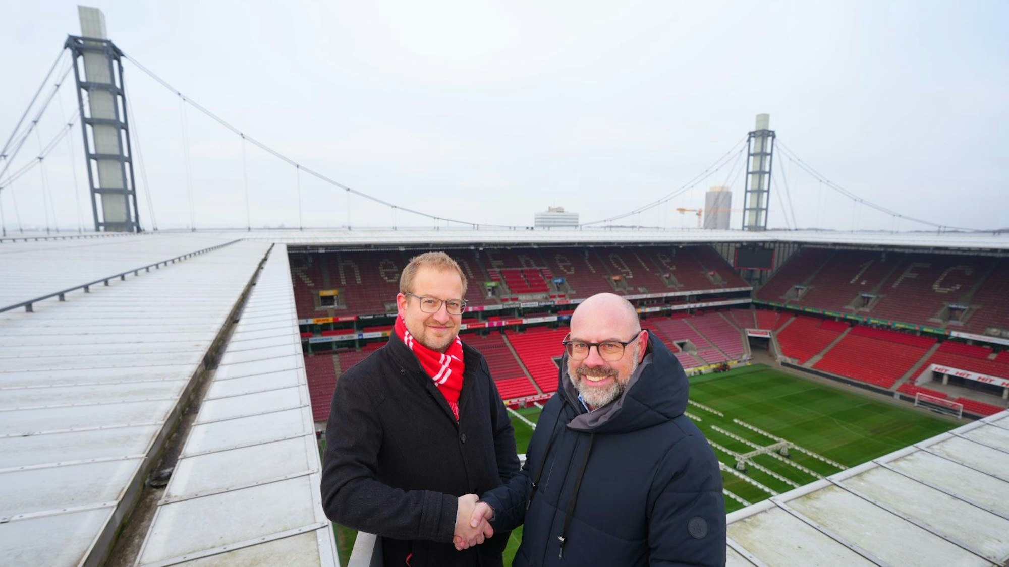 Rheinenergie-Vertriebsvorstand Stephan Segbers (l.) und Lutz Wingerath, Geschäftsführer der Kölner Sportstätten, auf dem Dach des Rheinenergie-Stadions.